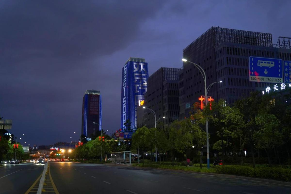 昆明度假區全力消除夜間照明盲區以照亮市民回家路---豐朗光電