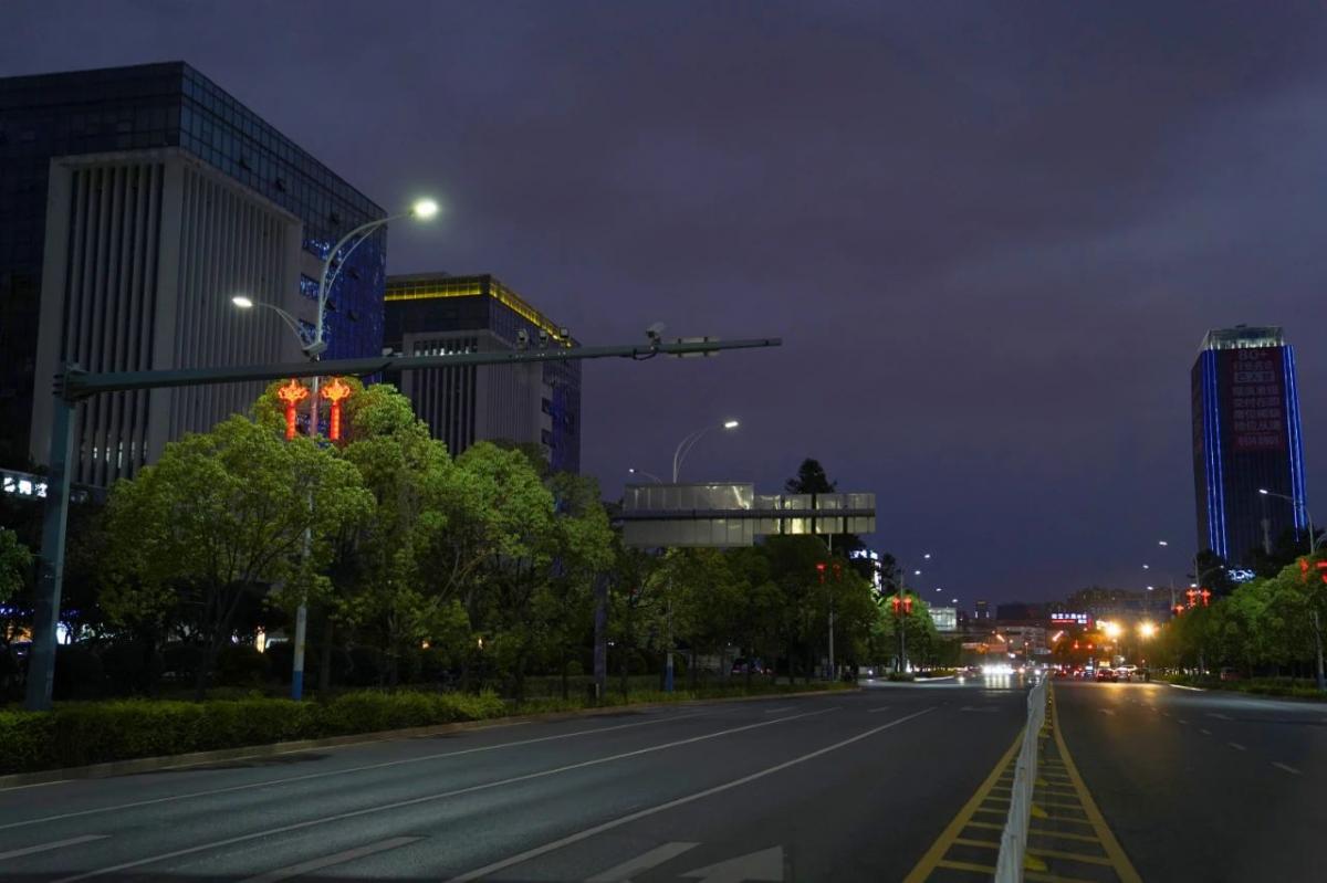 昆明度假區全力消除夜間照明盲區以照亮市民回家路---豐朗光電